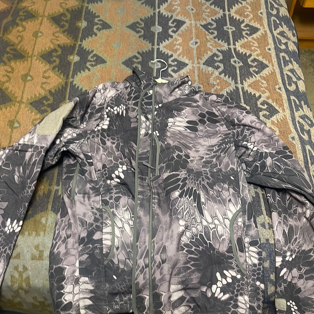 Black python, camo fleece shell jacket. Has zippered Armpit ventilation